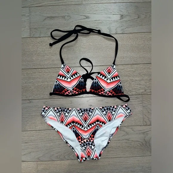 Bikinis - Picture 2 of 3